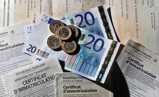 Illustration de cartes grises. En Bretagne, le montant par cheval fiscal va grimper de cinq euros