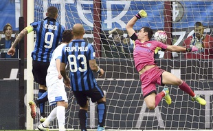 Icardi et Felipe Melo lors d'Inter Milan-Empoli, à San Siro, le 7 mai 2016.