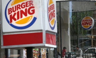 La chaîne de restauration rapide américaine Burger King va acquérir la chaîne canadienne Tim Hortons pour créer le troisième groupe mondial du secteur