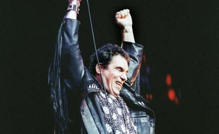 Claude Nougaro sur scène.