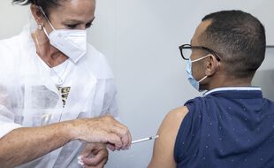 Une personne est vaccinée à Cannes, le 11 août 2021.