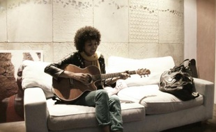 La chanteuse Ayo chez elle à Paris le 8 mars 2011