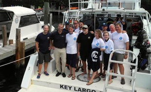 L'océanographe français Fabien Cousteau (au centre, avec un T-shirt blanc) avec les membres de son équipage après avoir passé 31 jours sous les eaux de Floride