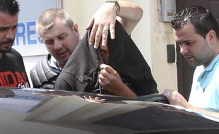Des policiers transfèrent le suspect Jacques Rançon vers le tribunal à Perpignan le 9 juin 2015
