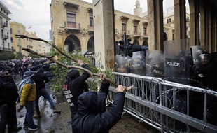 Des manifestants font face à la police antiémeute aux abords du Parlement libanais, à Beyrouth, le 18 janvier 2020.