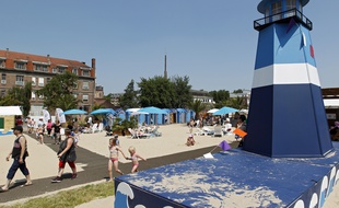 Illustration de Lille Plage, édition 2013. de Lille plage. Trois bassins, des cabines de plage, une large étendue de sable et des jeux pour les enfants, le tout dans le quartier populaire de Moulins jusqu'au 18 aot.