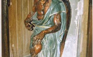 Le démon Asmodée supportant un bénitier, à l'entrée de l'église Sainte-Marie-Madeleine de Rennes-le-Château.