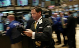 La Bourse de New York évoluait sans direction claire lundi matin, alors que les investisseurs s'interrogeaient sur la mise en place du plan de sauvetage annoncé pour l'Irlande: le Dow Jones perdait 0,26% tandis que le Nasdaq gagnait 0,42%.