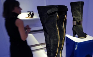 Des bottes présentées dans un show room Sergio Rossi pour la collection automne/hiver 2008/2009 à Milan, le 20 février 2008
