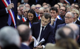 Emmanuel Macron est interpellé par de nombreux maires présents dans l'Eure lors du lancement du grand débat national.