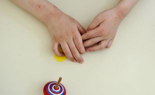 Un enfant reçu par une éducatrice, le 24 avril 2008 à Paris à l'institut médico-éducatif. (illustration)