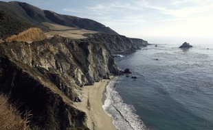 Une falaise sur la côte californienne.
