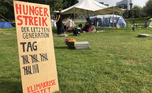 Ce jeudi 23 septembre 2021, cela fait 24 jours que des militants écologiste ont monté un camp sur une pelouse à coté du Reichstag et entamé une grève de la faim dans l'espoir de rencontrer les candidats à la chancellerie allemande et les convaincre d'inclure plus de mesures pour le climat dans leur programme.