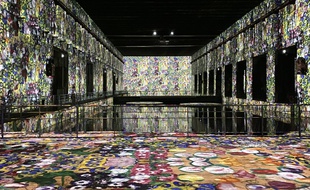 Les Bassins de Lumières, proposent des projections d'oeuvres d'artistes, commes celles de Klimt, dans l'enceinte de la base sous-marine à Bordeaux.