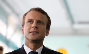 Jacques Chirac a offert à Emmanuel Macron un petit portrait du Général de Gaulle en bronze.
