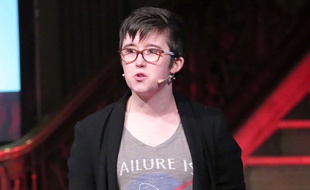 La journaliste Lyra McKee, morte jeudi soir, était notamment en pointe sur les droits des personnes LGBTI. Elle était ouvertement lesbienne.