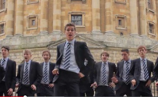 Capture d'écran de la vidéo du groupe de chant a capella de l'université d'Oxford, Out of the Blue.