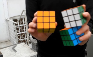 Il résout trois Rubik's Cubes en jonglant avec (ou pas).