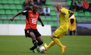 Le Rennais Théophile-Catherine face au Nantais Vincent Bessat lors d'un match amical en juin 2013.