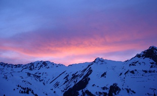 Un lever de soleil derrière la station des Arcs (Savoie), en 2008 (illustration).