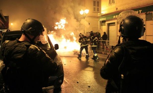 Des pompiers tentent d'éteindre les flammes, lors d'affrontements entre manifestants et policiers à Corte, en Corse, le 16 février 2016
