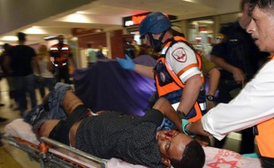 Un Erythréen blessé par balle par les forces de sécurité israéliennes et brutalisé par la foule, le 18 octobre 2015 à Beersheva, et qui succombera à ses blessures