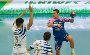 Maxime Derbier (en bleu), ici face à Dunkerque le 9 septembre, a été le meilleur buteur cessonnais à Chartres, avec sept réalisations.