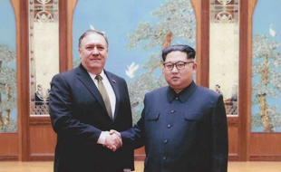 Mike Pompeo et Kim Jong-un lors de leur rencontre secrète le week-end de Pâques.