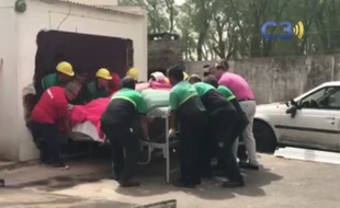 Les pompiers ont chargé le lit de la femme de 490kg sur un camion.