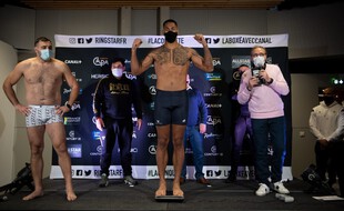 Tony Yoka sur la balance, avec à ses côtés Christian Hammer, vêtu d'un caleçon (de marque Celio?).