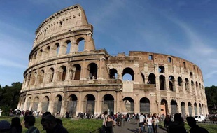 La ville de Rome a fermé à compter de samedi matin la circulation routière sur la principale voie d'accès au Colisée afin de protéger ce monument-symbole de la capitale italienne noirci par la pollution et en piteux état.