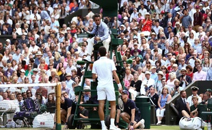 Novak Djokovic parle avec l'arbitre Damian Steiner lors de la finale de Wimbledon 2019.