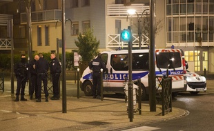 Les services de police devant l'appartement d'Argenteuil.
