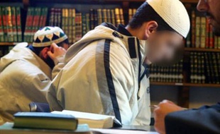 Etude du Coran. L'imam est celui qui guide la prière et prononce le prêche, qui s'appuie sur le Coran.