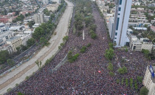 Des dizaines de milliers de Chiliens ont défilé vendredi 25 octobre partout dans le pays, comme ici à Santiago.