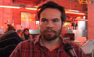 Capture d'écran d'une interview vidéo d'Hugues Armand-Delille, auteur de Madoff et moi par SoYou TV.