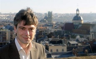 Le PCF a plutôt bien tiré son épingle du jeu au premier tour des municipales, reprenant des villes à la droite comme Dieppe, Vierzon et Vaux-en-Velin, et devançant le PS dans certaines cités de Seine-Saint-Denis que le PS veut lui ravir.