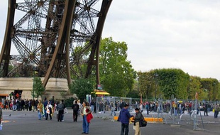 Des touristes au pied de la Tour Eiffel, à Paris, lundi 4 octobre 2010.