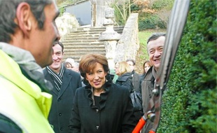 Roselyne Bachelot a salué des bénéficiaires de contrats uniques d'insertion.