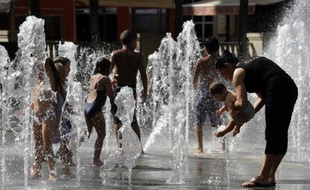 Après un week-end déjà chaud, des pics de température sont attendus lundi, qui devrait être la journée la plus chaude depuis début juillet, avec des températures atteignant souvent 35°C et une vigilance jaune canicule pour Paris et le Rhône.