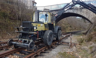 Illustration du broyeur qui sera employé au nettoyage complet de la voie entre Saint Jean le Centenier et Montfleury. Facebook Vélo Rail du Sud Ardèche.
