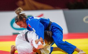 Shirine Boukli (en bleu), ici lors du Grand Slam de Paris en février 2020, a été sacrée championne d'Europe le 19 novembre 2020.