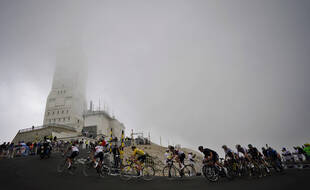 La double ascension du Mont Ventoux a fait mal au peloton.