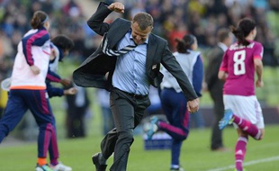 Le coach lyonnais Patrice Lair, le 17 mai 2012, lors de la victoire de l'OL en finale de la Ligue des champions.