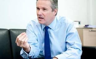 Nicolas Dupont-Aignan, Député de l'Essonne et président de Debout la République, en interview dans son bureau de l'assemblée nationale, le 16 janvier 2012.