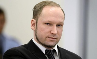Anders Behring Breivik, jugé pour le massacre de 77 personnes l'été dernier en Norvège, s'est abstenu de faire son salut extrémiste jeudi lors de la quatrième journée d'audience de son procès.