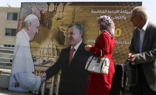 Le pape François et le roi Abdallah sur une affiche placardée le 22 mai 2014 dans une rue d'Amman en Jordanie