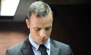 Oscar Pistorius devant la cour de justice de Pretoria, en Afrique du Sud, devant laquelle il comparaît en audience préliminaire pour le meurtre de sa compagne Reeva Steenkamp, le 20 février 2013.