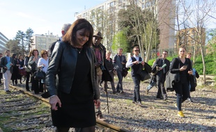 Anne Hidalgo sur un tronçon de la Petite ceinture dans le 13e arrondissement.