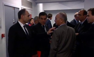 Capture d'écran d'une vidéo Public Sénat montrant François Fillon mettant un vent à Jean-François Copé, le 18 décembre 2013 à Paris.